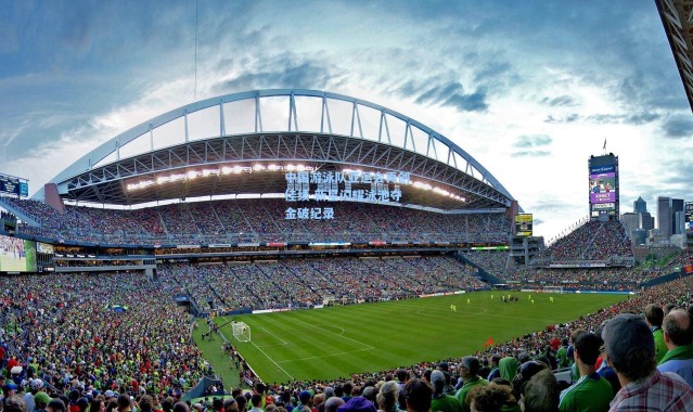 中国游泳队亚运会再创佳绩 新星闪耀泳池夺金破纪录